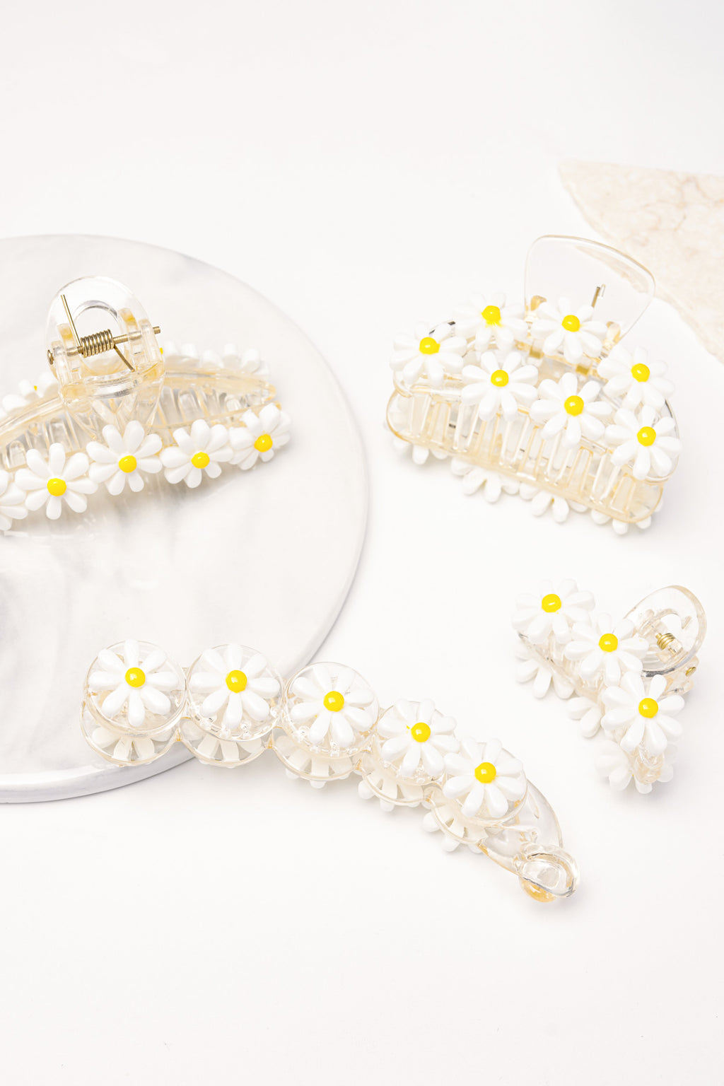 Basic hair clip with white flowers