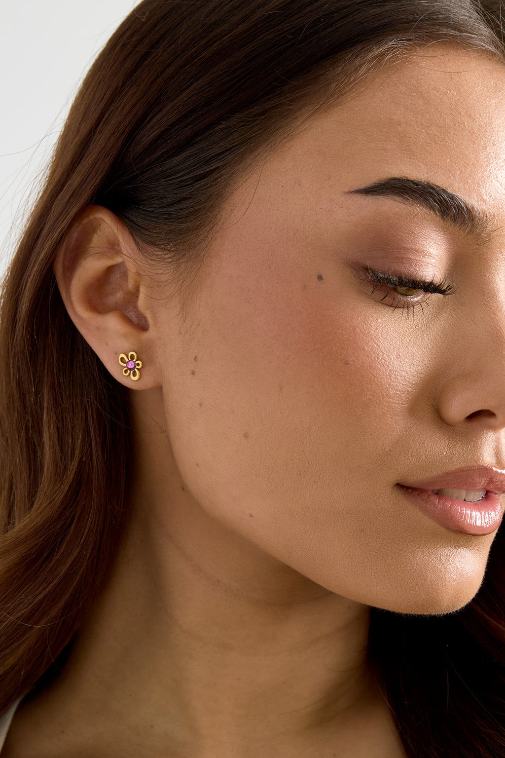 Flower-like shape stud earrings with stone detail